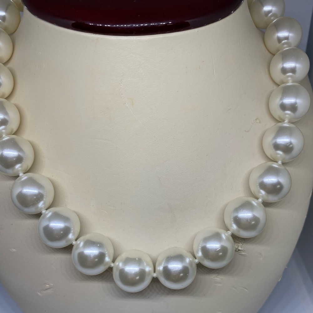 16 mm shiny white mother of pearl necklace